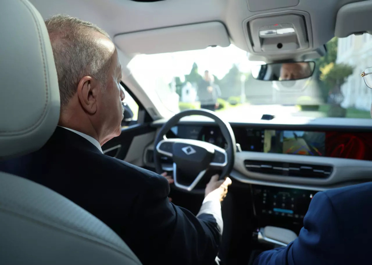 Cumhurbaşkanı Recep Tayyip Erdoğan, Togg T10F modelinin koltuğuna geçti: Tarihe geçen o anlar...