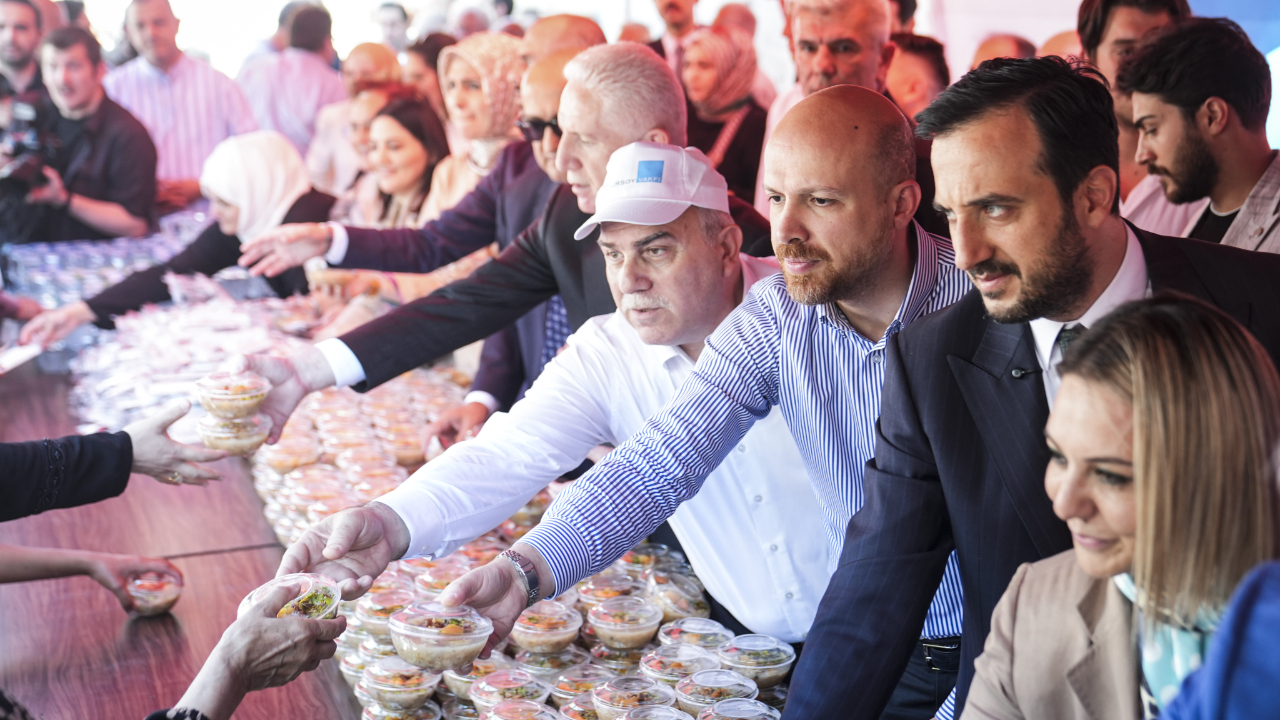Mimar Sinan'ın vasiyeti; Gürsoy Vakfı Süleymaniye Camii’nde vatandaşa aşure dağıttı