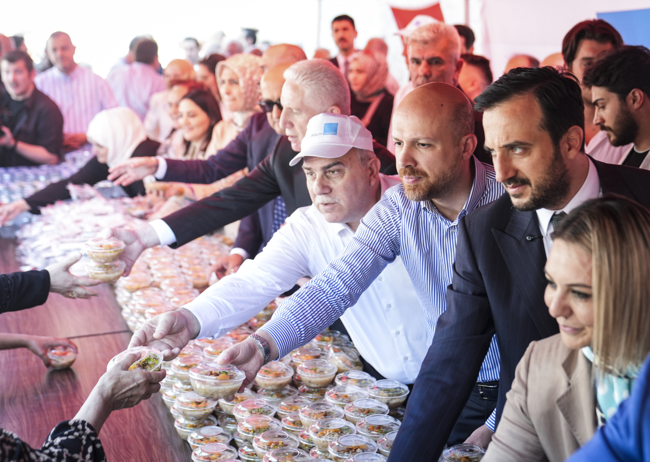 Mimar Sinan'ın vasiyeti; Gürsoy Vakfı Süleymaniye Camii’nde vatandaşa aşure dağıttı