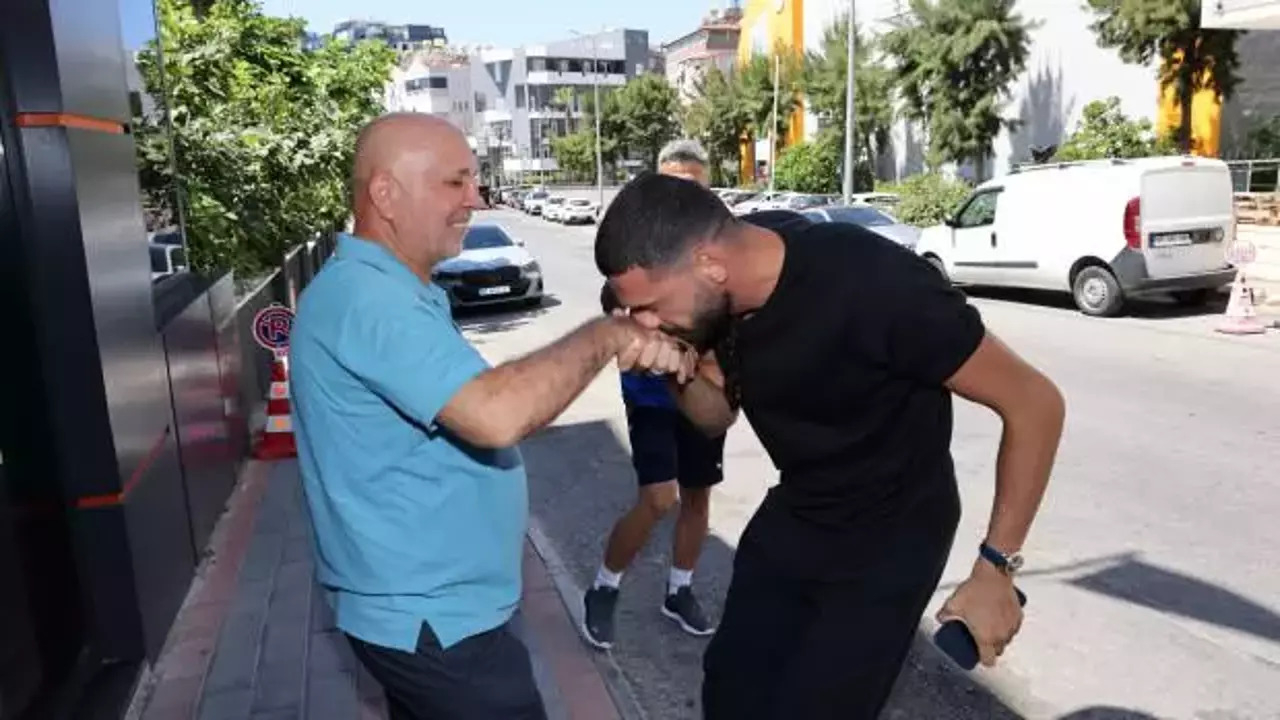 Merih Demiral Türkiye'ye gelince o ismi ziyaret edip elini öptü