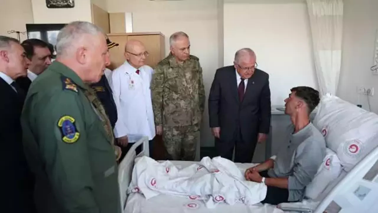 Milli Savunma Bakanı Yaşar Güler, zehirlenen askerleri ziyaret etti
