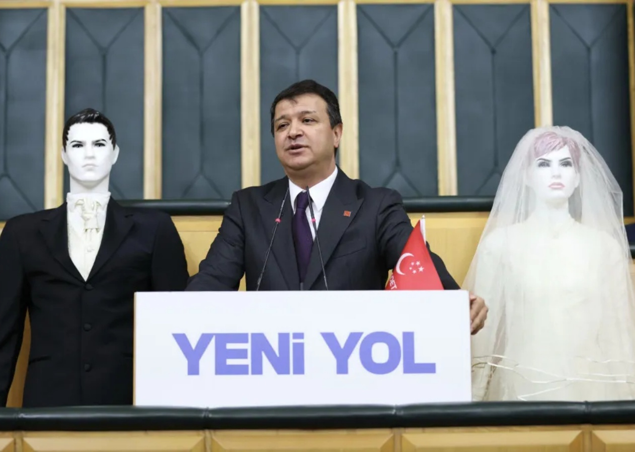 Saadet Partisi Genel Başkanı Mahmut Arıkan, grup toplantısına cansız gelin-damat mankeniyle çıktı