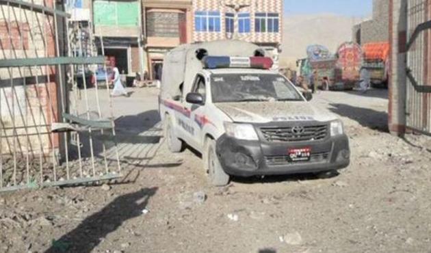 Pakistan'da polis aracına bombalı saldırı
