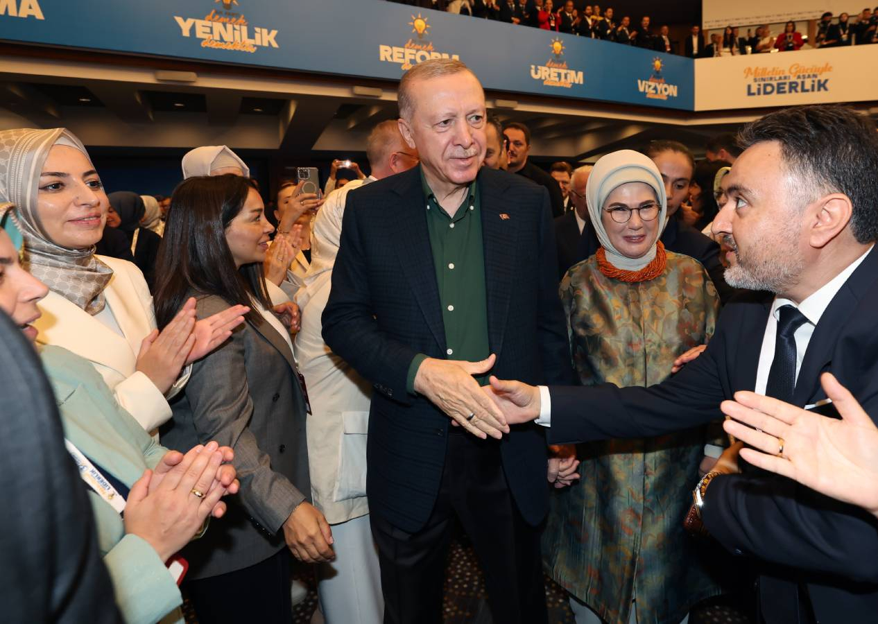 İşte AK Parti'nin yeni şarkısı... Milyonlar nefer, Dünya bizi bekler, O bir küresel lider