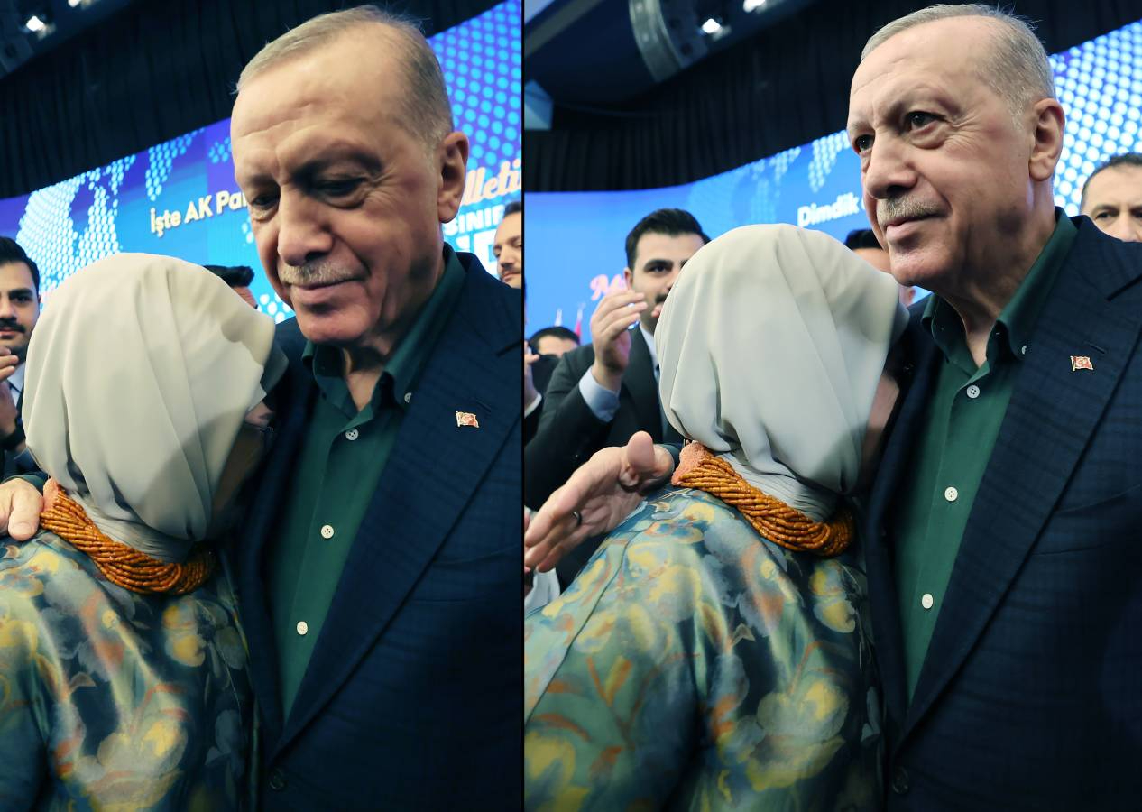 Emine Erdoğan'ın duygulandığını gören Cumhurbaşkanı Erdoğan, sahneden indikten sonra eşine sarıldı