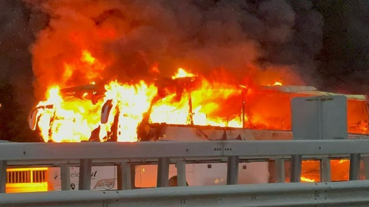 Otoyolda can pazarı! Yolcu otobüsü alev aldı! İstanbul yönü trafiğe kapandı!