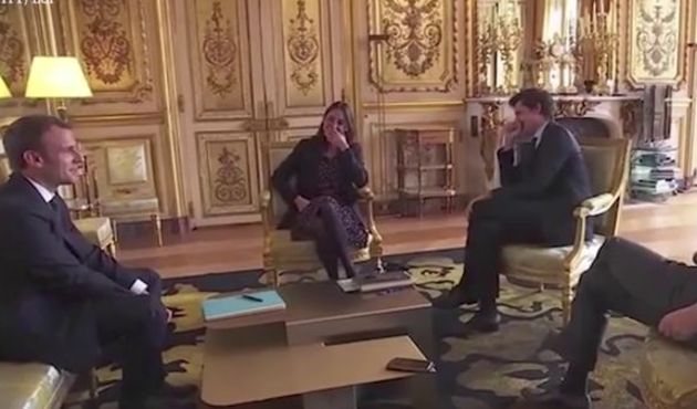Köpeği, Fransa Cumhurbaşkanı Macron'u işte böyle utandırdı! / VİDEO