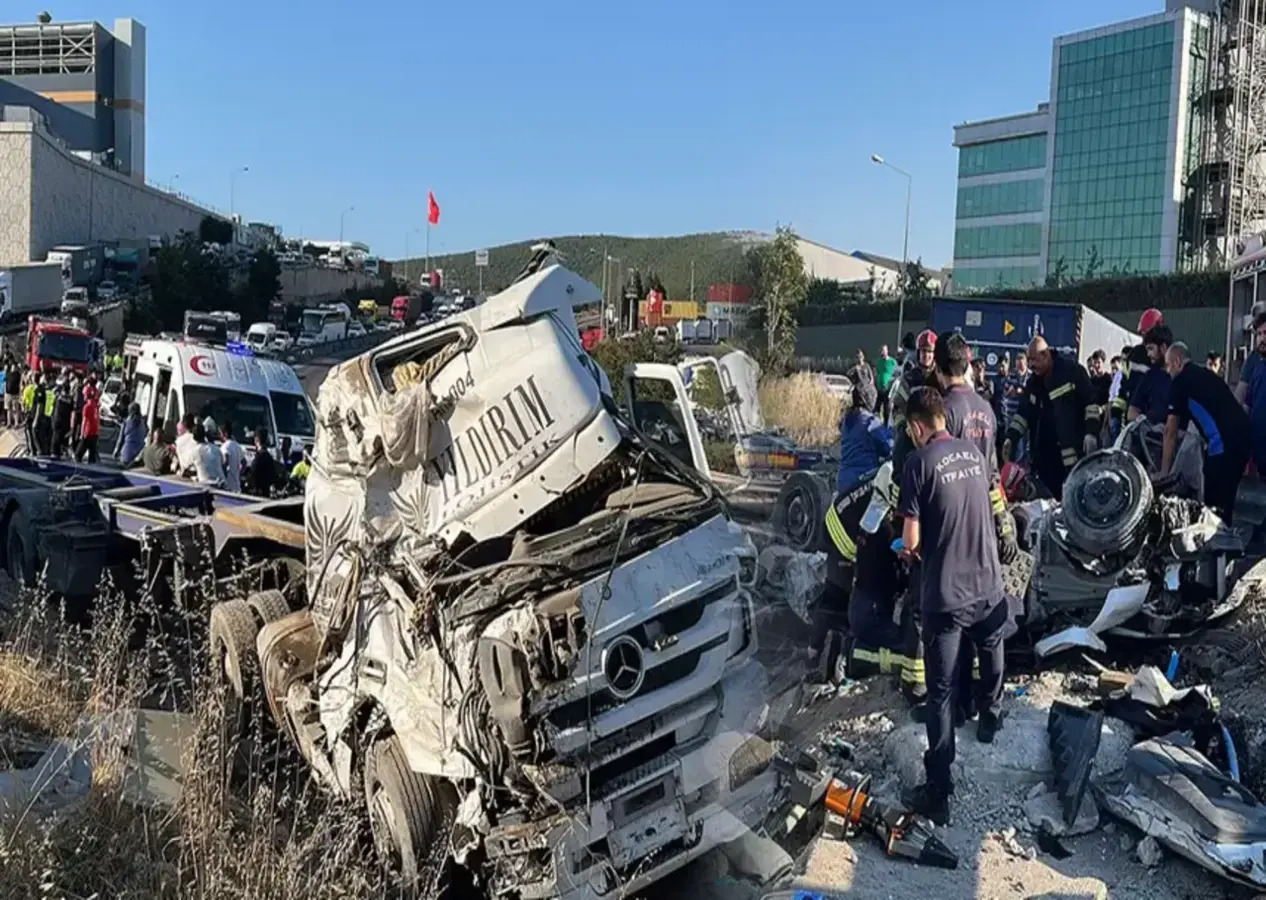 Kocaeli'de can pazarı! Korkunç kazada 5 kişi hayatını kaybetti!