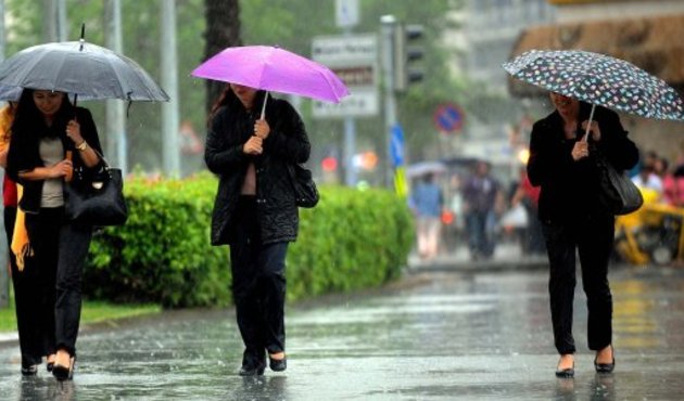 İstanbul'da yağmur başladı! Meteoroloji uyardı...