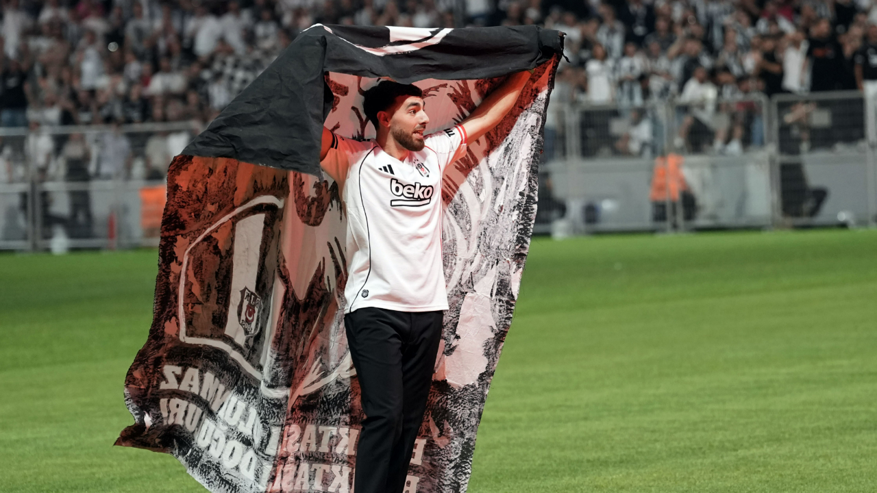 Beşiktaş’ta büyük gün! Orkun Kökçü binlerce taraftarın önünde resmen imzayı attı!