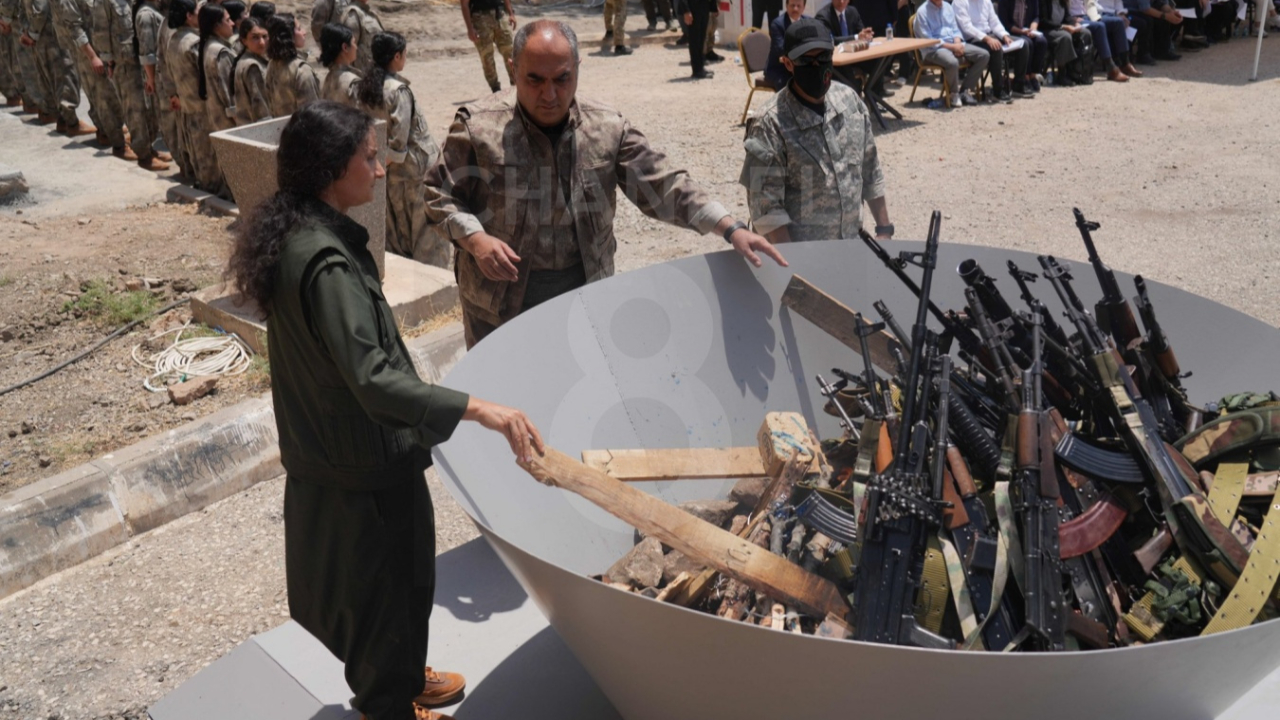 PKK'nın sözde lideri Bese Hozat silahını yaktı: Tarihi tören görüntülerinde dikkat çeken detay