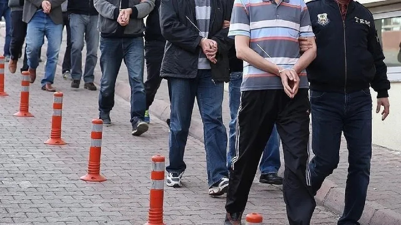 60 ilde FETÖ operasyonu! Gıda kolisi süsüyle TL, dolar ve altın toplayıp örgüte aktarmışlar!