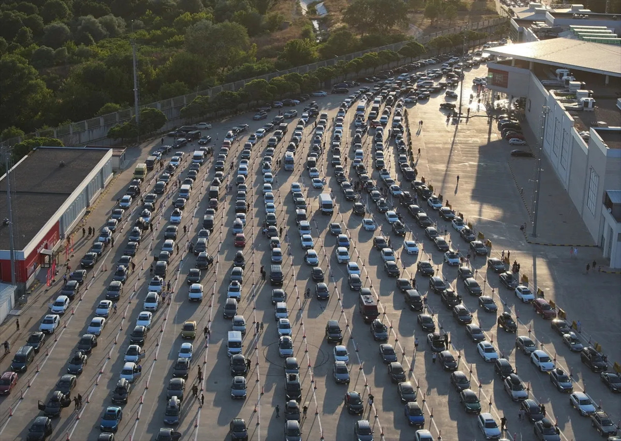 Kapıkule'de gurbetçiler rekor kırdı! Tek günde 62 bin yolcu geldi