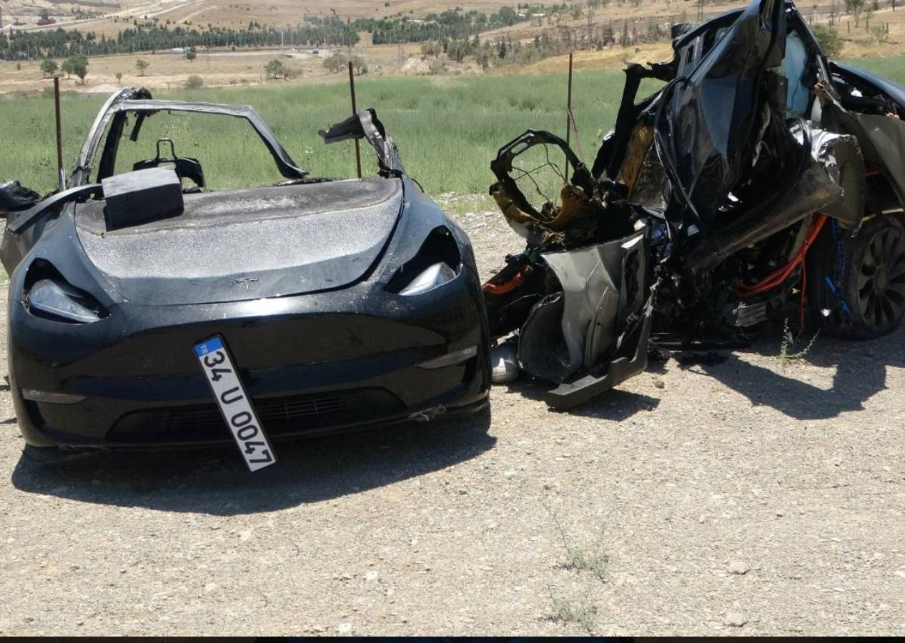 Malatya'da aydınlatma direğine çarpan Tesla ikiye bölündü, iki hemşire feci şekilde can verdi