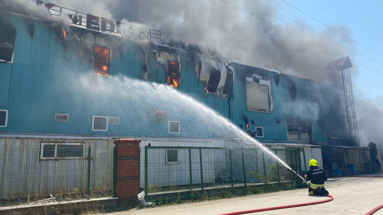 Bolu'da fabrika yangını! Alevlerle 2 saat boyunca müdahale ettiler: Medikal fabrikası küle döndü