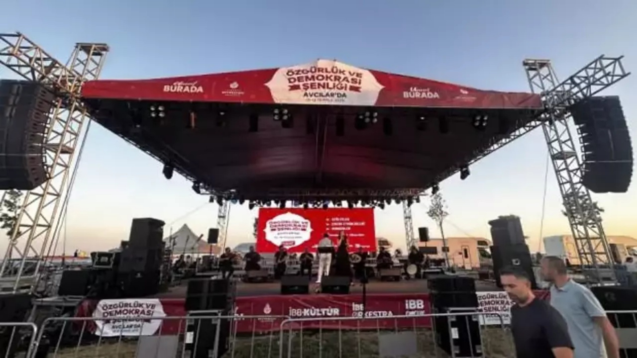 İBB’nin Özgürlük ve Demokrasi Şenliği hüsrana uğradı: Avcılar sahilinde sadece birkaç sandalye doldu...