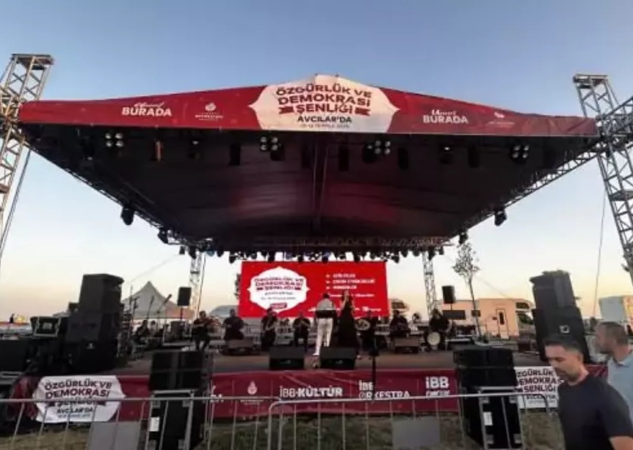 İBB’nin Özgürlük ve Demokrasi Şenliği hüsrana uğradı: Avcılar sahilinde sadece birkaç sandalye doldu...
