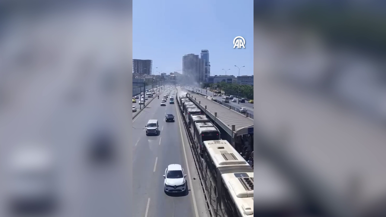 Metrobüste yine yangın! Beylikdüzü hattında kaos: Yolcular Tahliye edildi, araç kuyruğu uzadı!