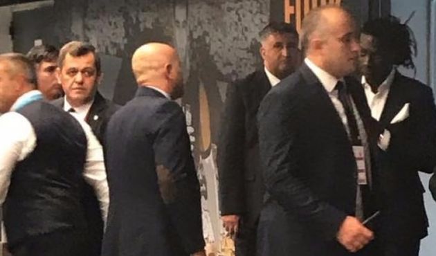 Galatasaraylı iki oyuncu Fenerbahçe soyunma odasında!