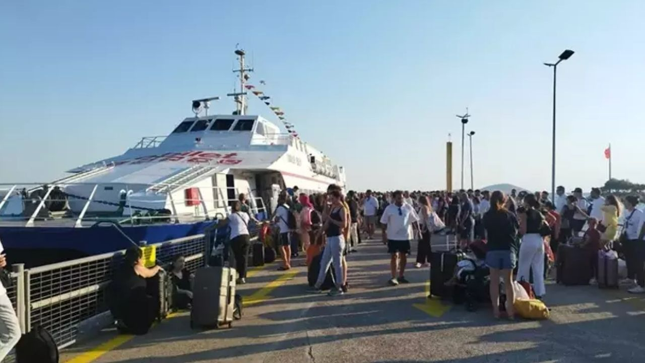 Denizin ortasında can pazarı! 440 yolcu geri döndü, zamanla yarış başladı