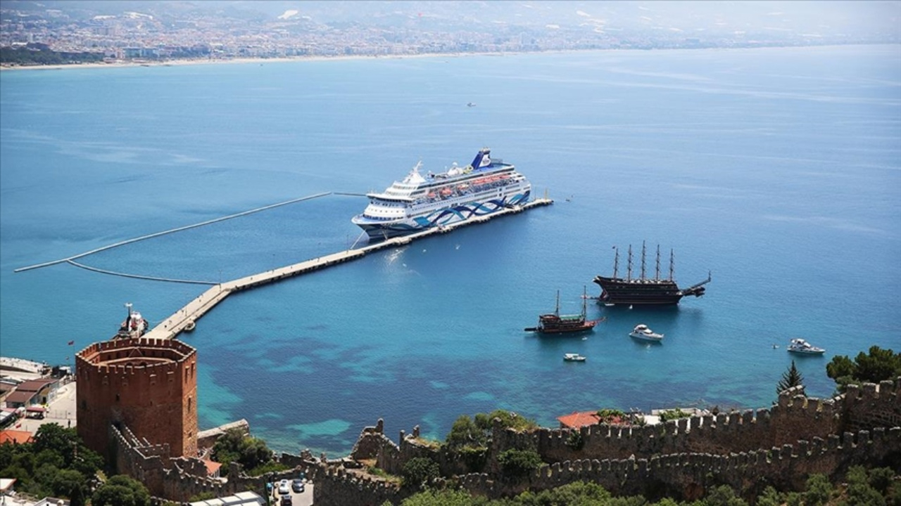 Türkiye’de kruvaziyer turizmi rekor kırıyor! 6 ayda 490 gemi, 732 bin yolcu