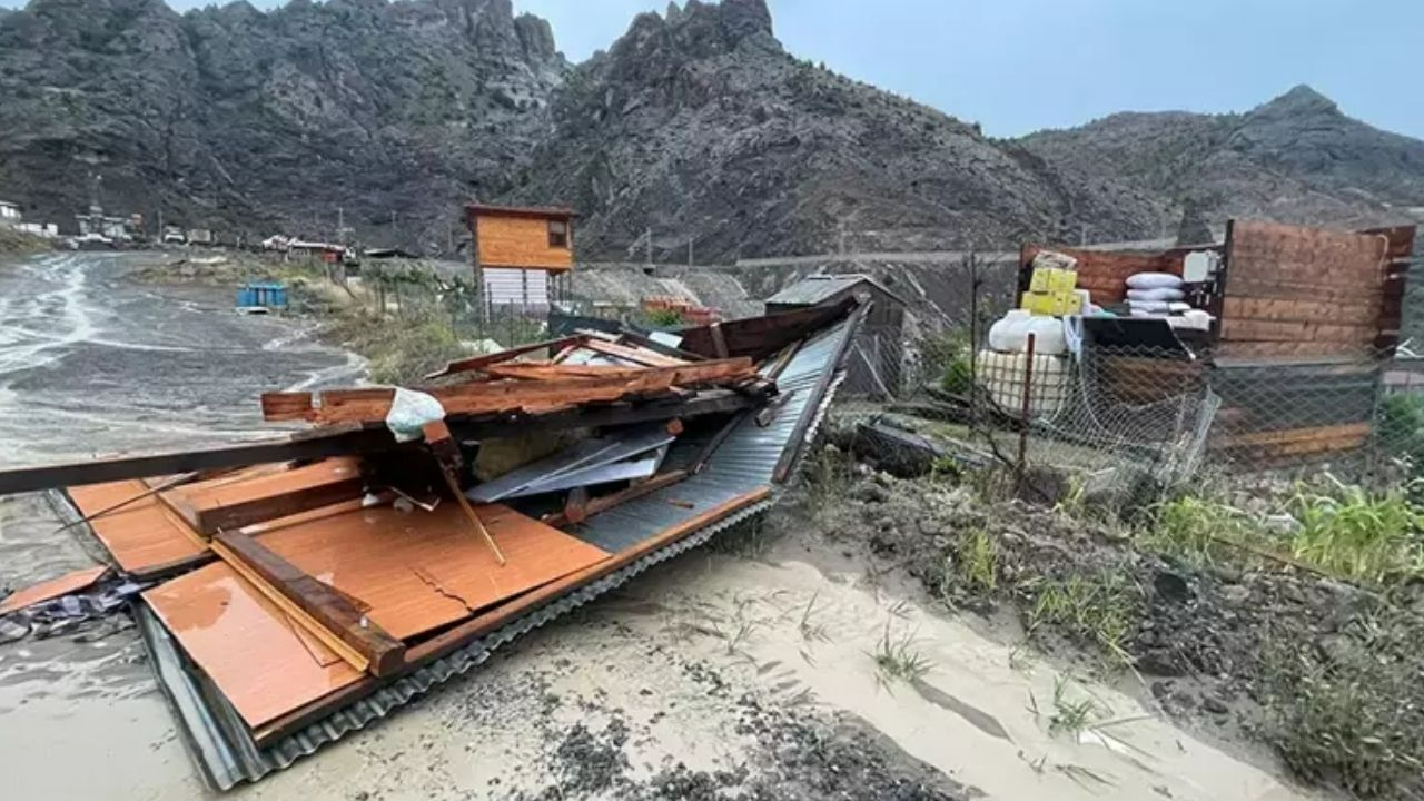Artvin'de fırtına kabusu! Evlerin çatısı uçtu esnaf canını zor kurtardı!