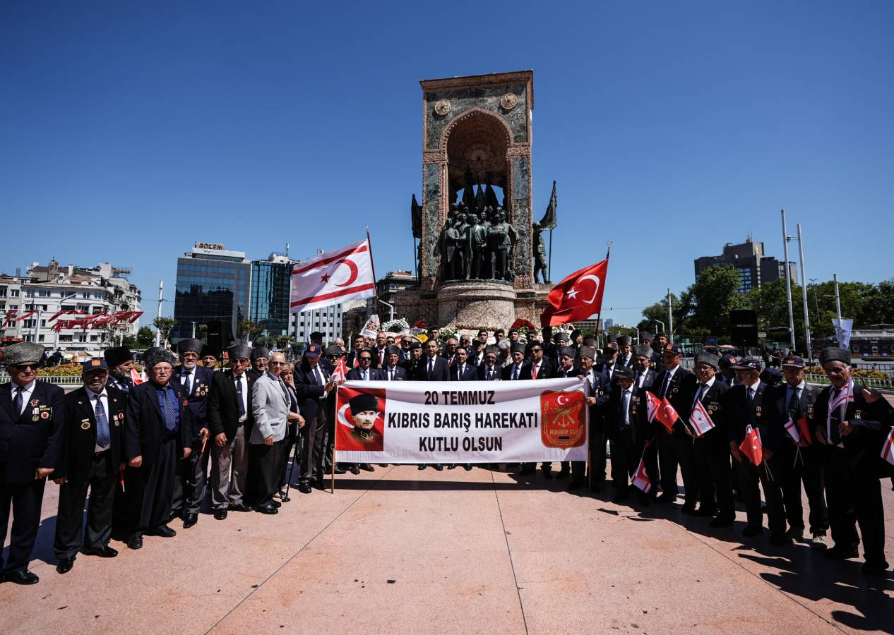 1974 Barış Harekatı'nın 51. yıl dönümünde Kıbrıs Gazileri Taksim'de esas duruşta selam verdi