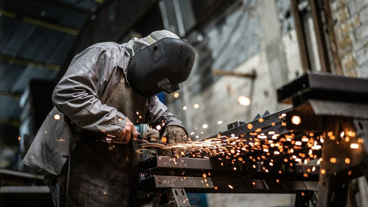 Resmen yayımlandı! İzinsiz yabancı işçi çalıştıran yandı! Vergi daireleri devreye giriyor