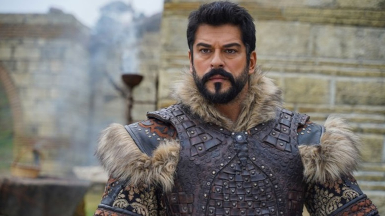 Burak Özçivit, hakkında çıkan “para” odaklı haberler için sitemli konuştu