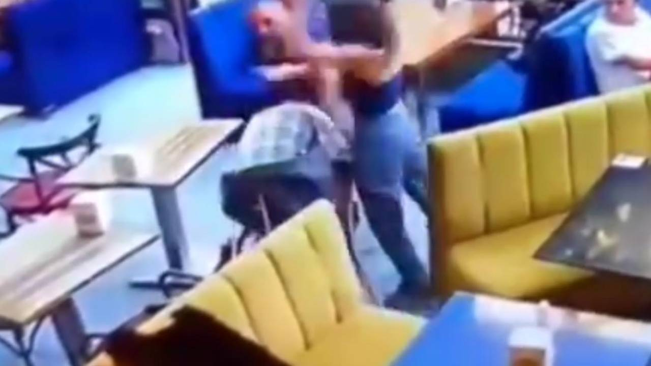 Ankara'da kadın garsonun sorunlu müşteriyi tekme tokat dışarıya çıkardığı anlar kamerada