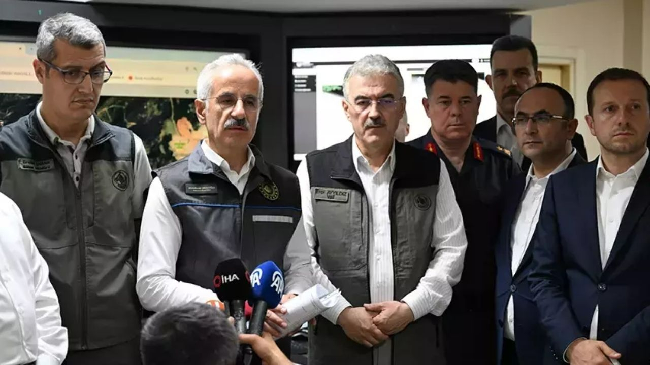 Bursa yanıyor! Bakan Uraloğlu sahada açıkladı: İki mahalle tahliye edildi, TOKİ'de tehdit yok