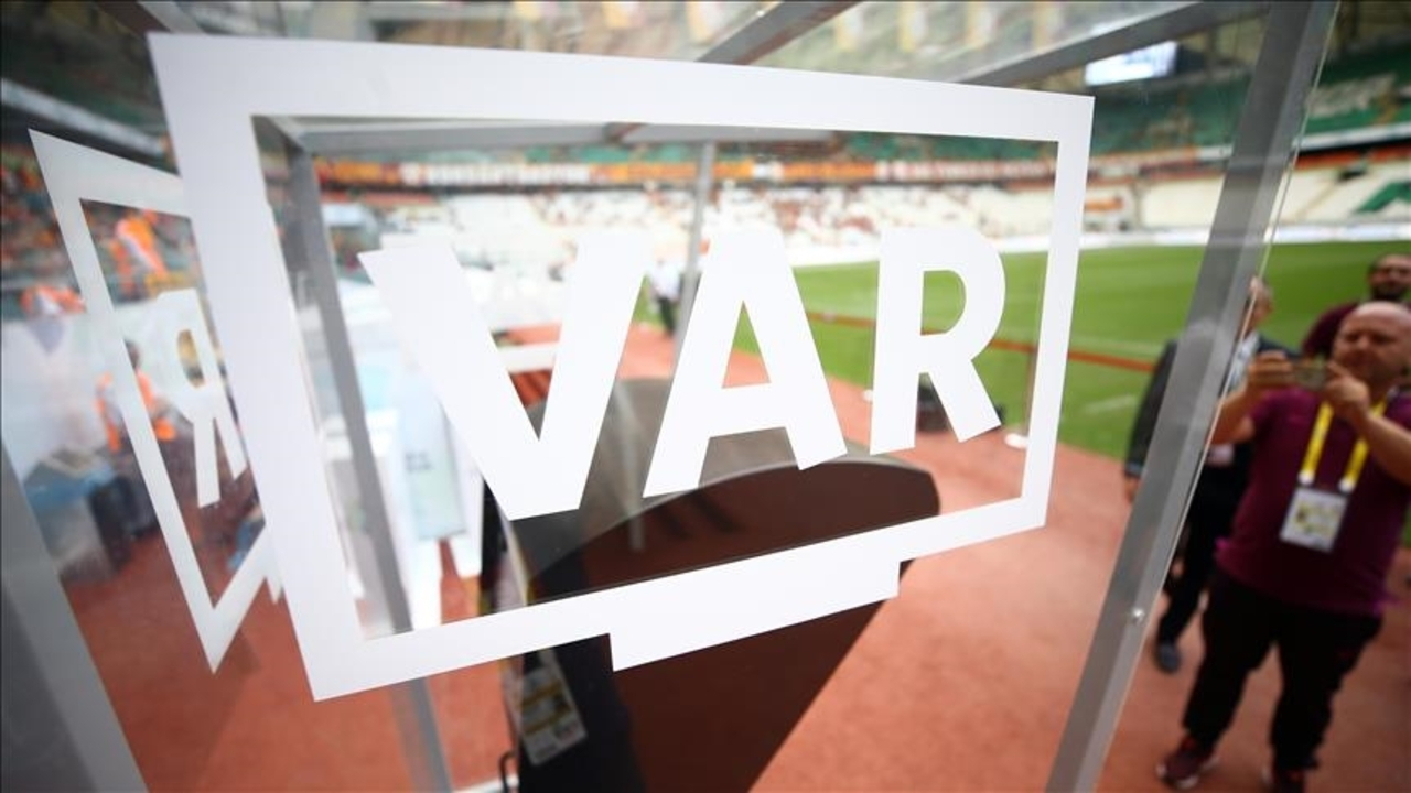 Futbolda devrim gibi karar: Teknik direktörlere VAR hakkı verildi!