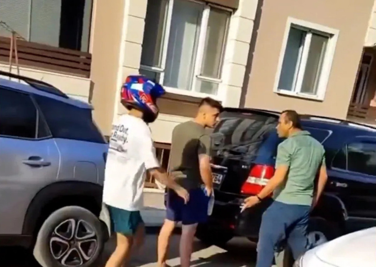 Trafikte tepki çeken tartışma: Kucağında bebeği olan adamın üzerine yürüdü!