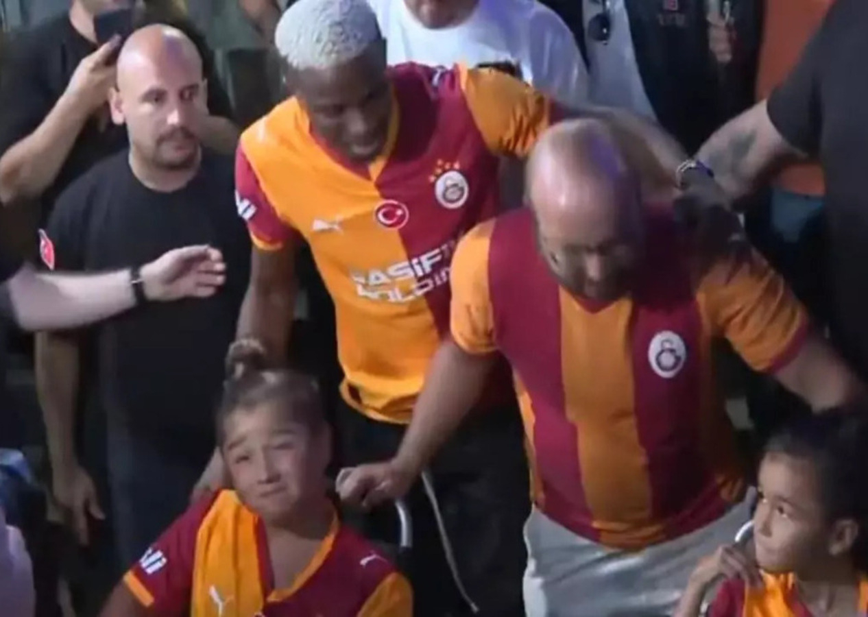 Victor Osimhen gelir gelmez yine gönülleri fethetti! Engelli taraftara jest!
