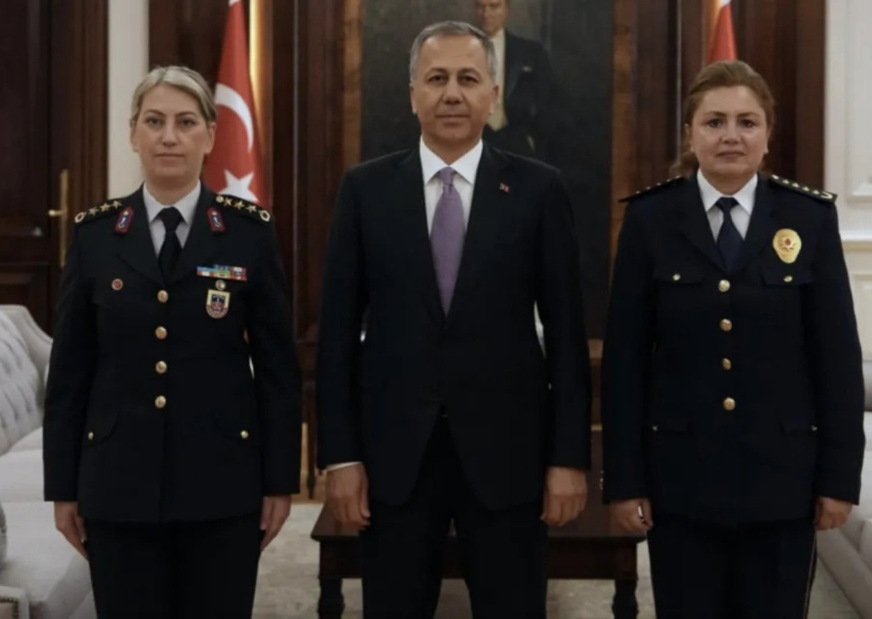 "Erdoğan başa gelirse kadınlar araba kullanamaz" diyen Özgür Özel, gör bunu! Jandarmanın kadın paşası! Gülden Mat Şakir tuğgeneralliğe terfi etti..