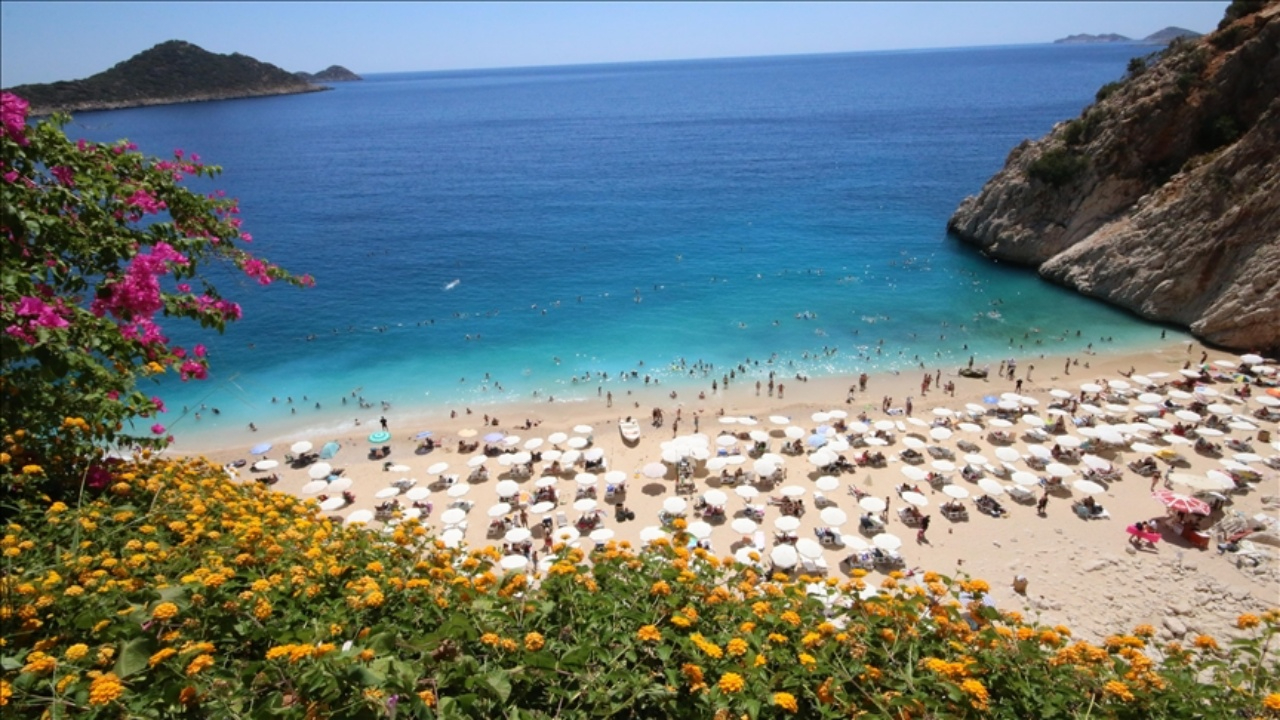 Turizmde rekor kırıldı! 2025'in ilk 6 ayında 25,8 milyar dolar gelir
