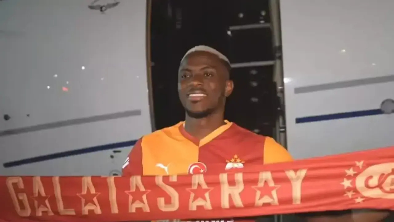 Victor Osimhen İstanbul'a geldi! Binlerce taraftarı karşısında buldu!