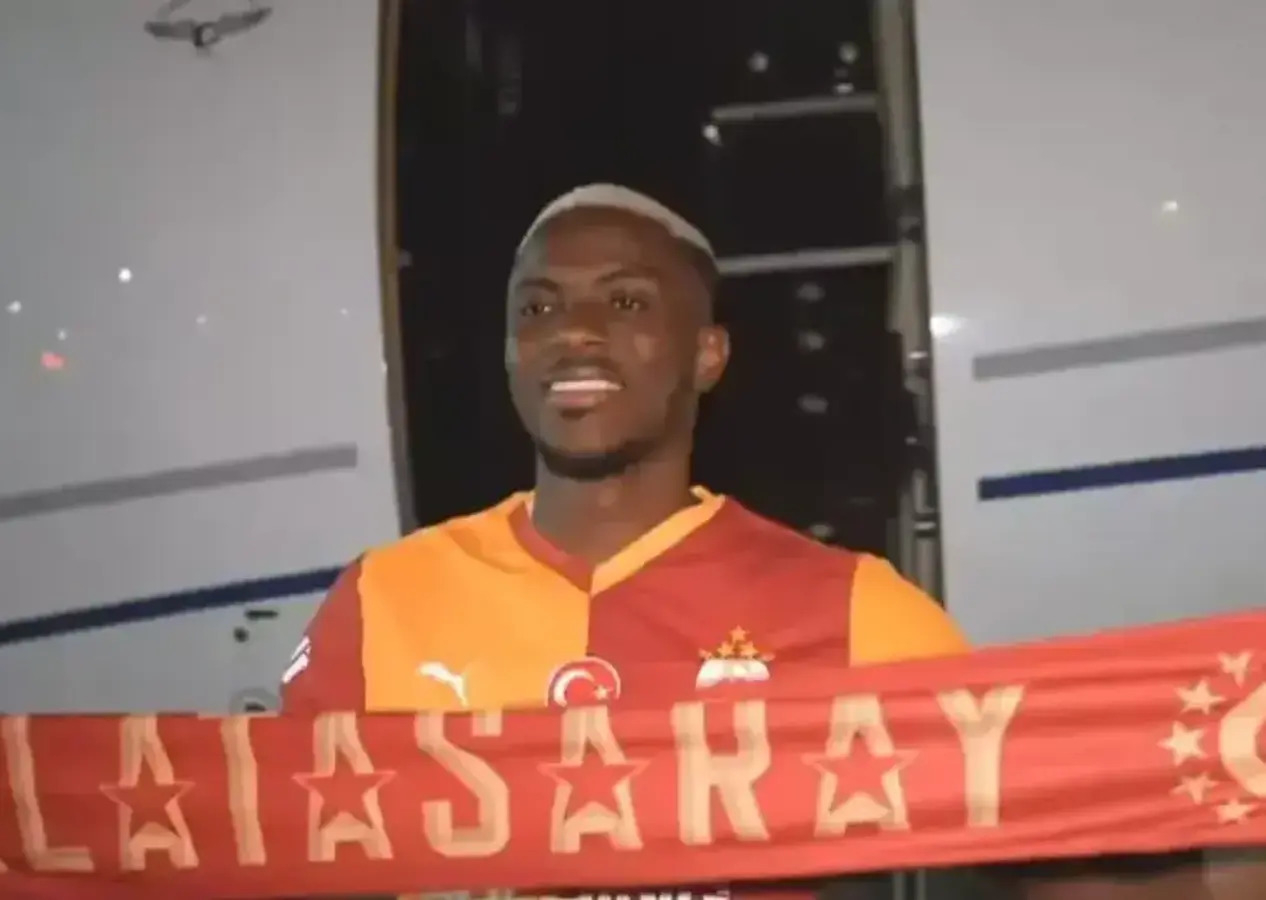 Victor Osimhen İstanbul'a geldi! Binlerce taraftarı karşısında buldu!