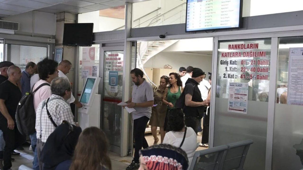 Ehliyet yenilemede son gün yoğunluğu! 15 TL için saatlerce bekliyorlar