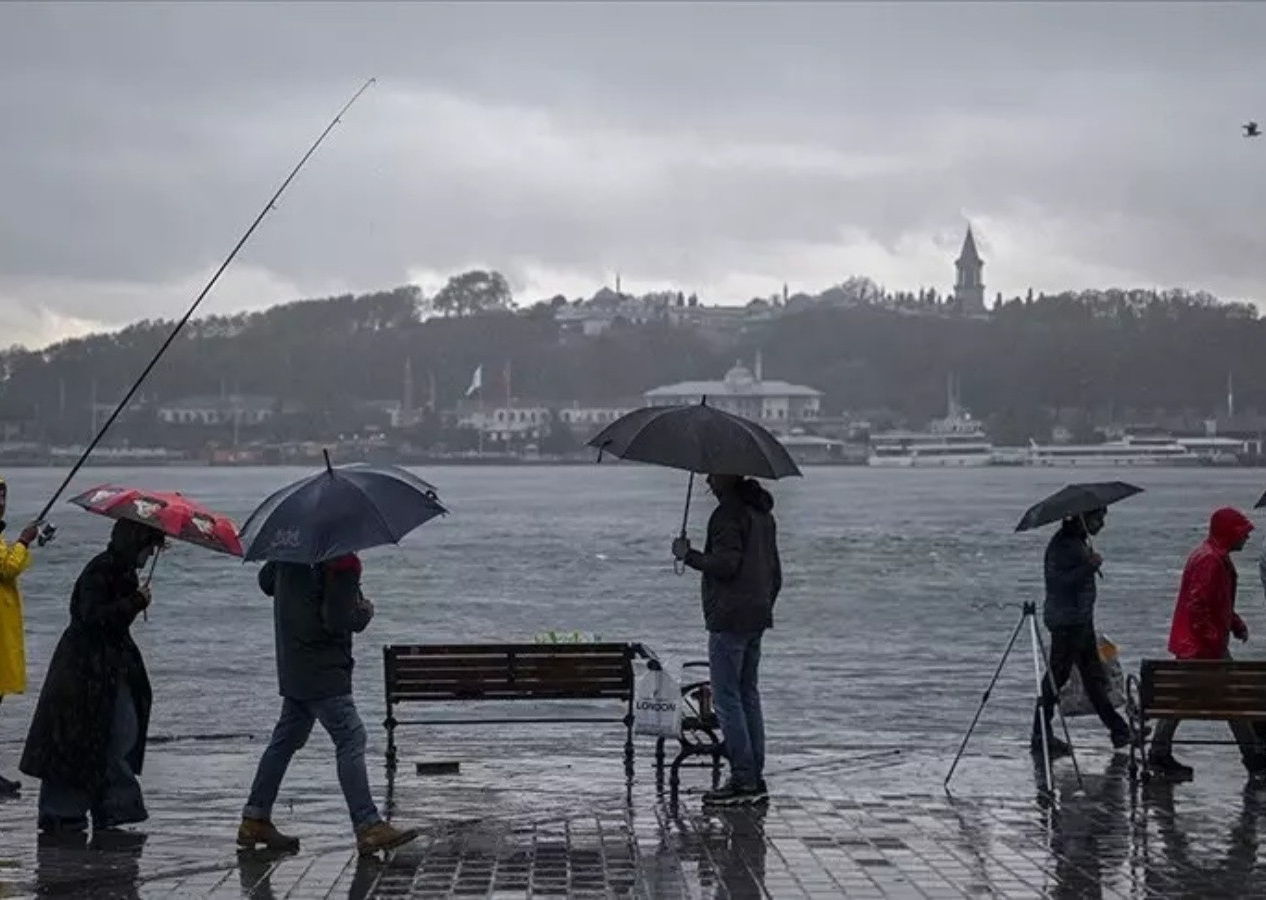 Şemsiyesiz evden çıkmayın: İstanbul güne sağanakla uyandı! Meteoroloji gün verip uyardı: Daha şiddetlisi geliyor!