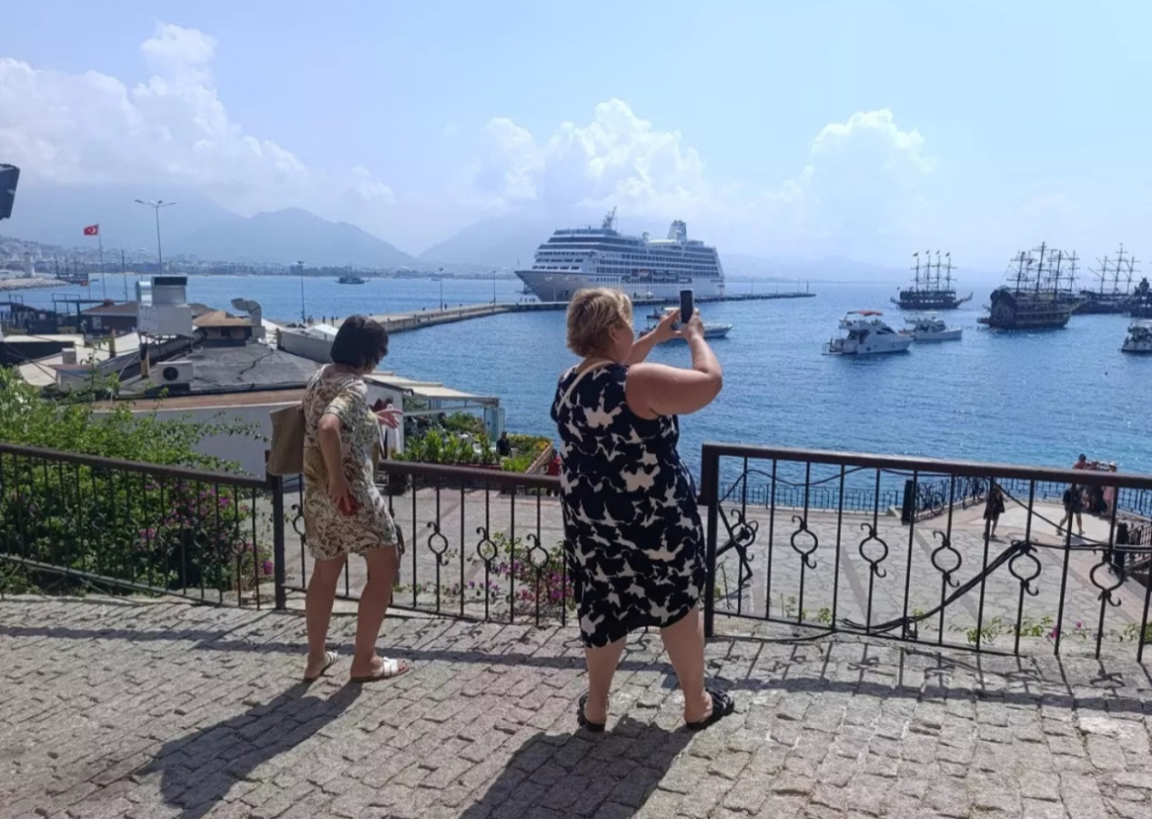 Görenler cep telefonlarına sarıldı! Antalya’ya demir atan dev kruvaziyer ilgi odağı oldu: 602 ABD vatandaşı Alanya’yı gezdi
