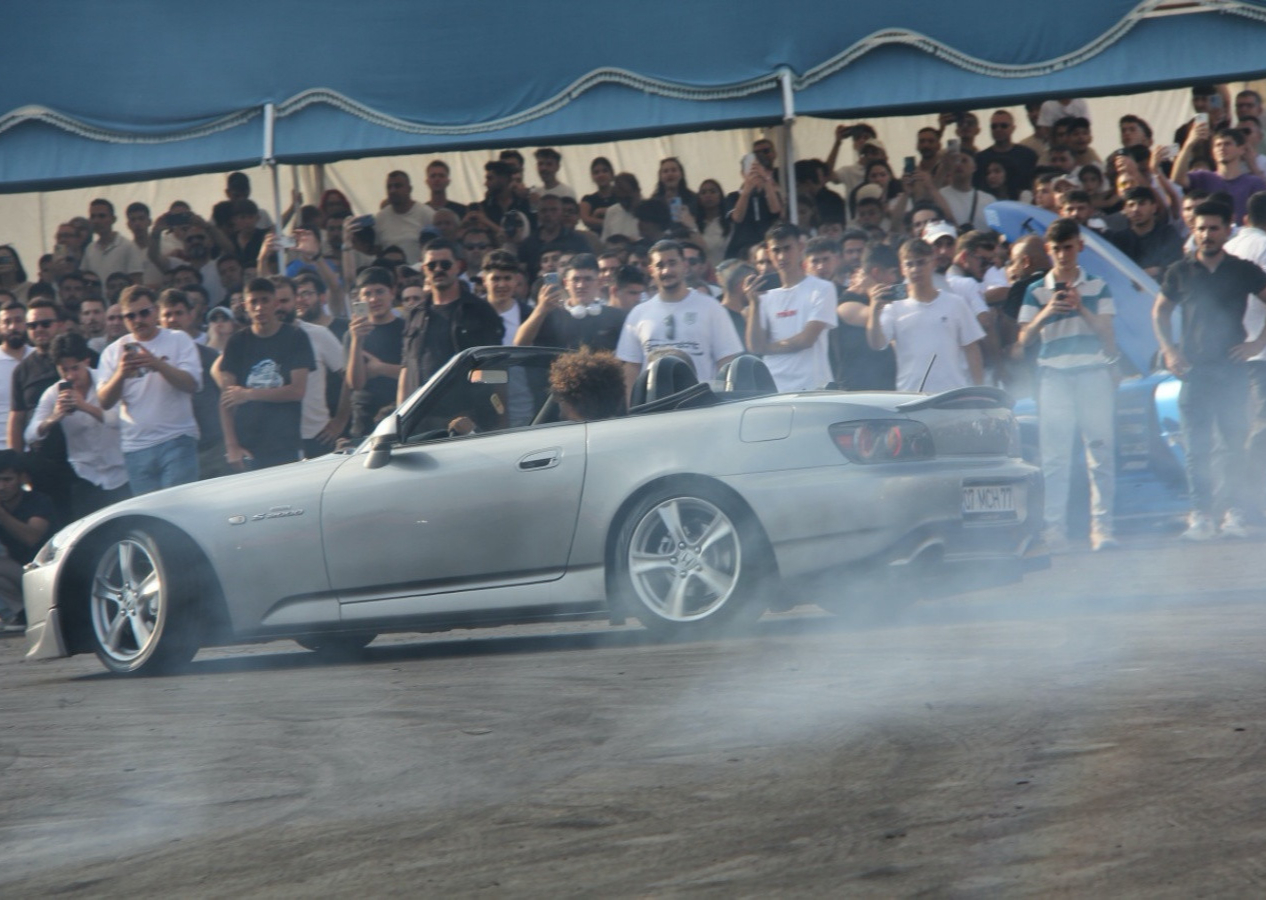 Burada drift yapmak serbest!  Sivas’ta gençler için drift pisti açıldı: İlk gösteride araç alev aldı