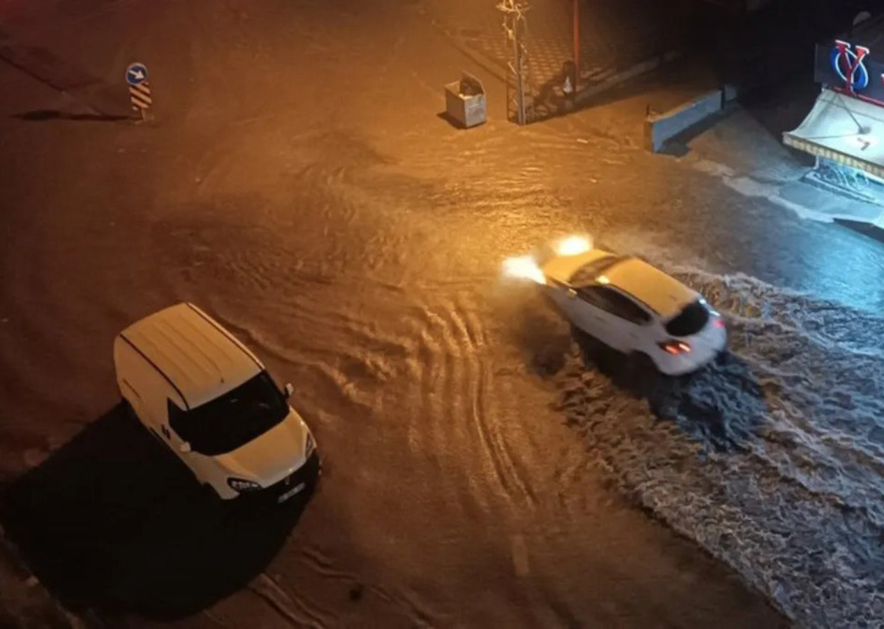 Ankara'yı yine sel aldı! Hayat felç oldu!