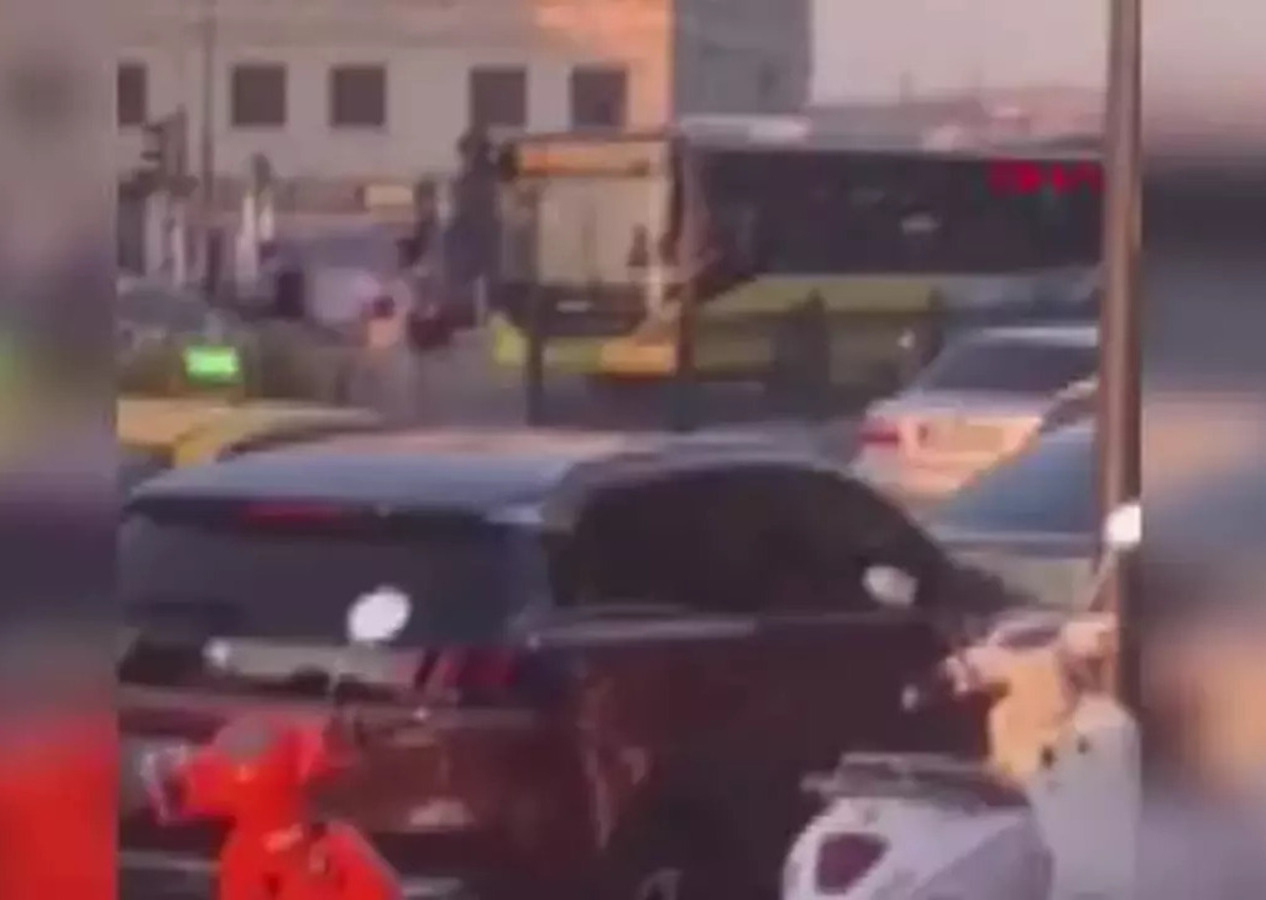 Eminönü’nde dehşet! Husumetlisini silahla kovaladı ama başkasını vurdu!
