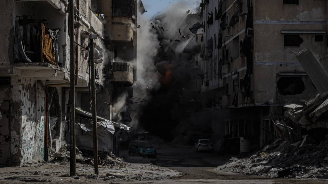 İsrail'in Gazze’de bir binaya yönelik saldırı anı! Katiller yerle bir etti