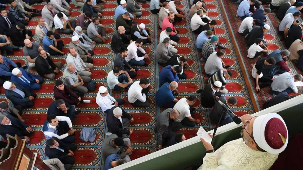 Cuma hutbesinde tatilcilere uyarı! "Lüks tatillerin dinimizde yeri yoktur"