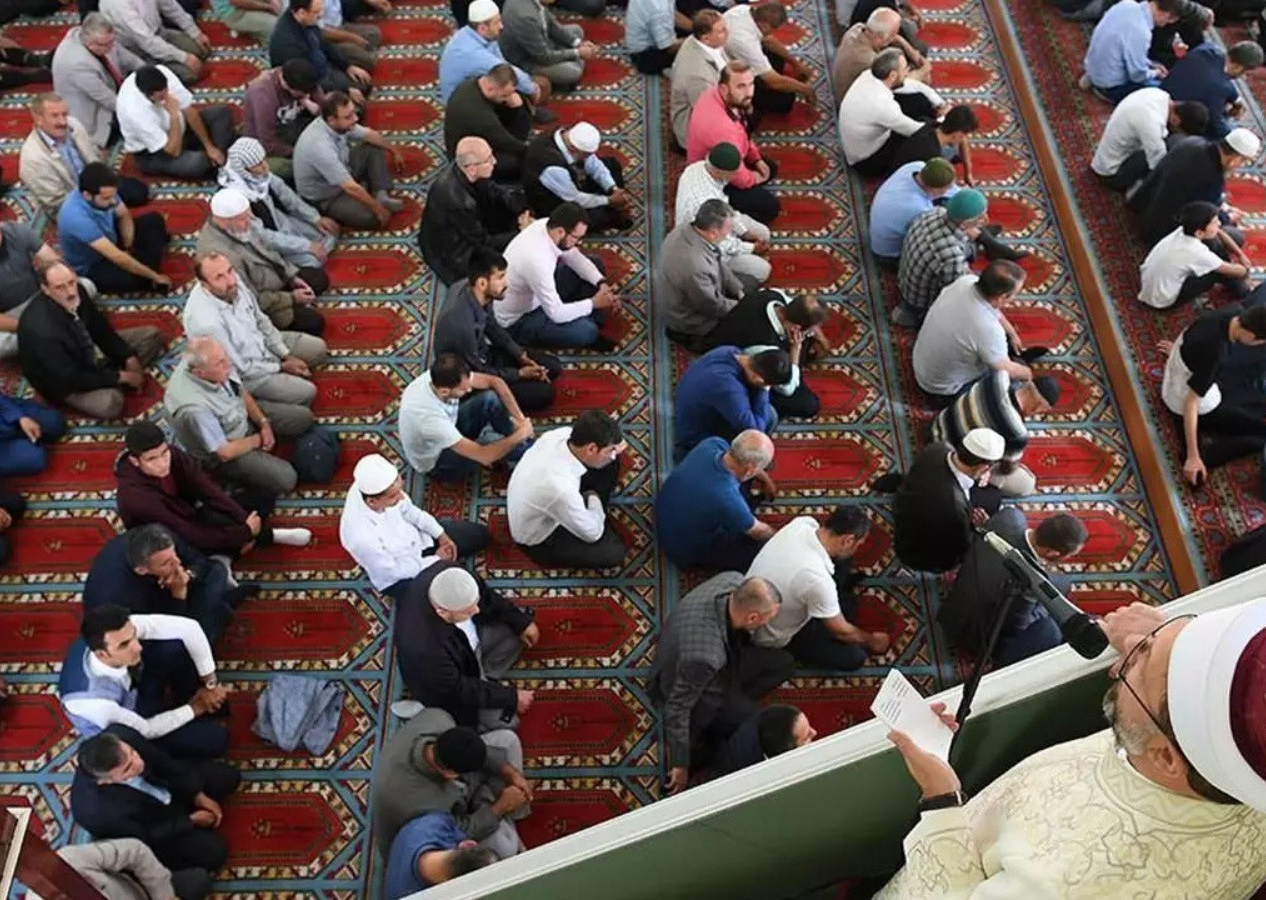 Cuma hutbesinde tatilcilere uyarı! "Lüks tatillerin dinimizde yeri yoktur"