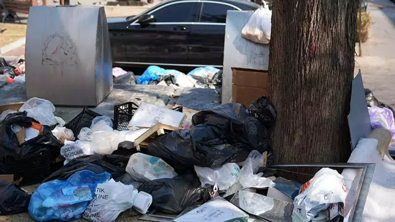Güzel İzmir çöp İzmir oldu! Karşıyakalılar isyan etti: “Leş gibi kokuyor, böcekten durulmuyor!”