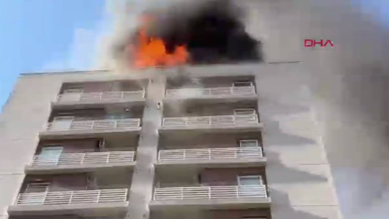 Bağcılar'da 15 katlı binada yangın! Vatandaşlar tahliye ediliyor