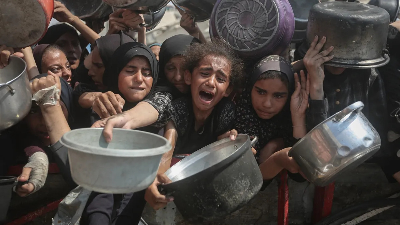 Gazze'de açlıkla mücadele! Bombalardan kurtulan böyle ölüyor...